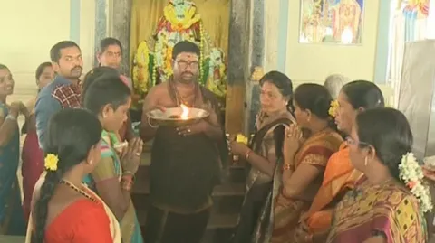 Women worshiped in support for praja sankalpa yatra - Sakshi