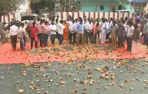 SK University Students Support For YS Jagan's Praja Sankalpa Yatra - Sakshi