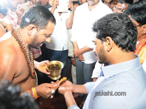 YS Jagan Special Pooja at Gandi for Praja Sankalpa Yatra - Sakshi