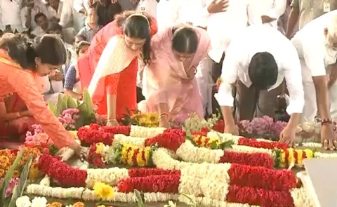 YSR family members pay tributes to YSR at Idupulapaya - Sakshi
