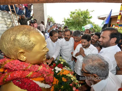 YS Jagan Mohan Reddy  pay tributes to YSR at Idupulapaya - Sakshi