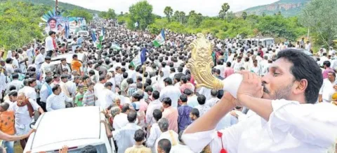 YS Jaganmohan Reddy started the praja sankalpa yatra from YSR ghat - Sakshi
