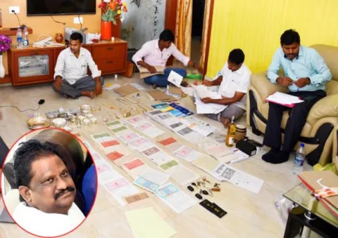 ACB raids asst commitioner Endowments vijayaramaraju house - Sakshi