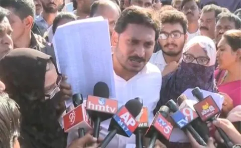 Fatima Medical College students meets ys jagan mohan reddy - Sakshi