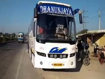 Dhanunjaya Travels bus repaired on the highway - Sakshi