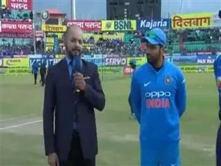 Srilanka won the toss and elected to field - Sakshi