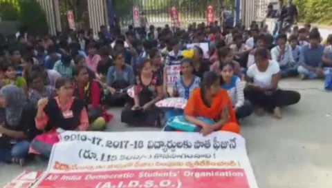Protest against CBIT fee hike continues - Sakshi
