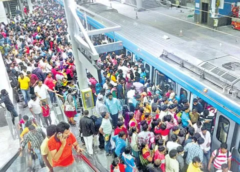 Hyderabad metro create records - Sakshi
