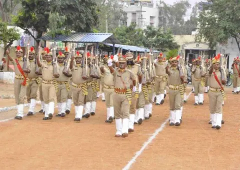 CM KCR Announces To Hike Home Guard Salaries - Sakshi