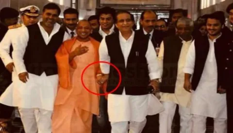 Yogi Adityanath and Azam Khan walk hand-in-hand in UP Assembly - Sakshi