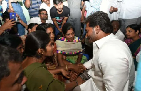 ys jagan consoles ysrcp worker chennareddy family members - Sakshi