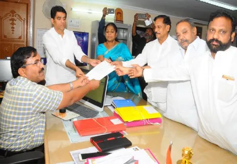 ysrcp leaders meets kurnool collector satyanarayana - Sakshi