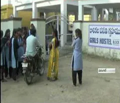 Psycho hulchul at ladies hostel - Sakshi