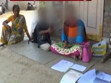 woman protest in front of mother in law house in warangal - Sakshi