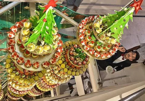 57 foot  Christmas tree cake creates Guinness World Record - Sakshi