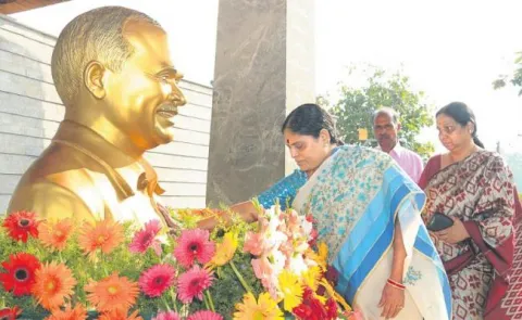 YS Vijayamma Shares Warm Wishes To Telugu People on Eve of Christmas - Sakshi