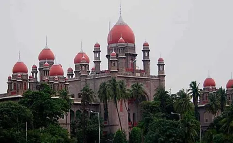 high court warns Telangana and Andhra pradesh in land pooling - Sakshi