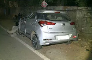 three injured in jubilee hills road accident - Sakshi