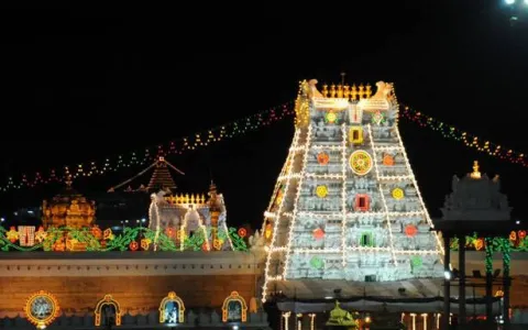 Tirumala shrine witnesses huge crowd - Sakshi
