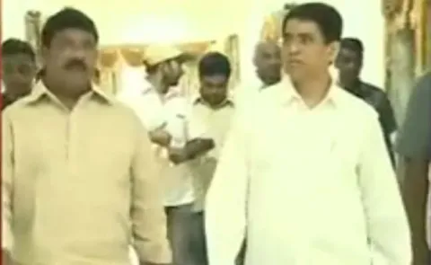 YSRCP leaders bus trip to Polavaram - Sakshi