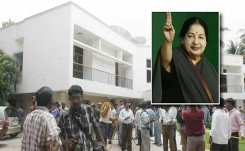 I-T Dept Searches Jayalalithaa's Poes Garden : Sasi group protest - Sakshi