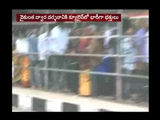 Heavy crowds throng Tirumala for Vaikunta Ekadasi - Sakshi