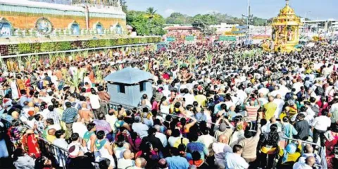 Huge troubles to the devotees at TTD - Sakshi