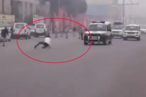 Man jumps in front of UP Chief Minister convoy - Sakshi