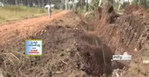 Officers collapse Houses in East Godavari Dist - Sakshi
