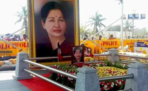 Tamilnadu cm and Deputy CM Pay Tribute to Jayalalita - Sakshi