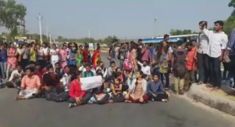 CBIT Students Protest Against Fees Increment in Gandipet - Sakshi