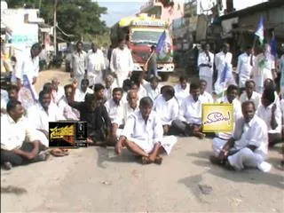 Farmers fight for irrigation water in veerapunayunipalle - Sakshi