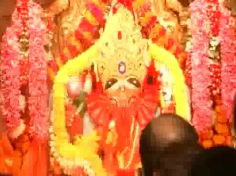 Heavy Rush in Siddhivinayaka Temple at Mumbai - Sakshi