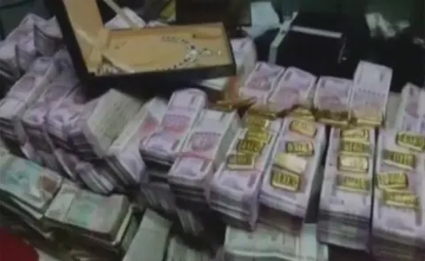 Directorate of Revenue Intelligence seizes cash and gold - Sakshi