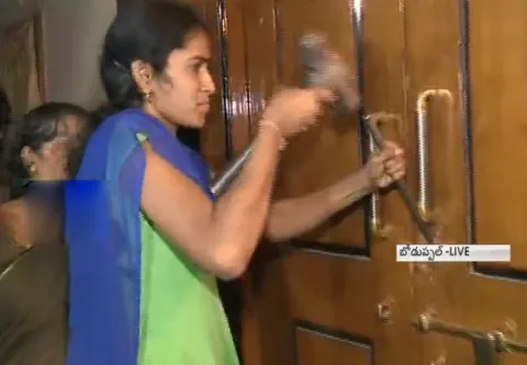 Sangeetha Tries to break doors after Family court order - Sakshi