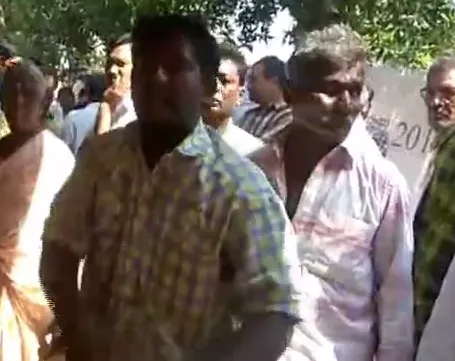 public fire on lokesh in janmabhoomi programme - Sakshi