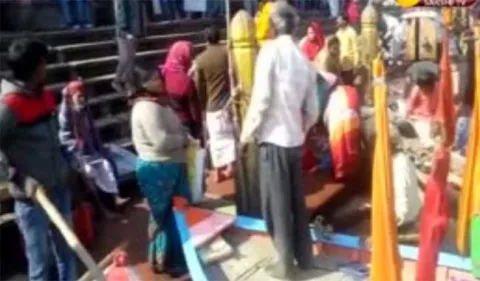 confrontation between the priests in the Mathura Temple in up - Sakshi