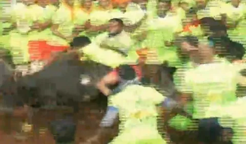 one died in Jallikattu competition at tamil nadu - Sakshi
