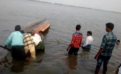 Boat Capsizes In River Krishna at Edurumondi - Sakshi