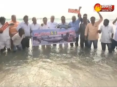 fishermen protest during cm chandrababu vishaka tour - Sakshi