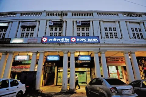HDFC Bank becomes first Indian bank to cross Rs5 trillion - Sakshi