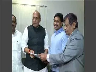 Jaganmohan Reddy meets BJP President Rajnath Singh, seeks support against AP bifurcation - Sakshi