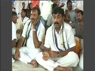 Srikanth Reddy, Ravindranath Reddy begin fast unto death enters 5th day - Sakshi