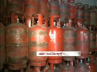 Cash transfers for LPG cylinders to cover 7 districts - Sakshi