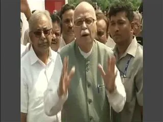 Advani praises Narendra Modi for Gujarat's development - Sakshi