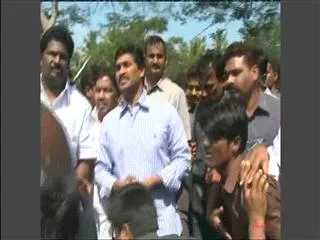 Jagan begins tour of helen affected areas - Sakshi