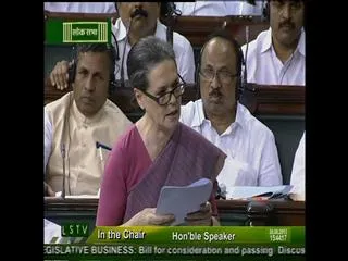 Food Bill is historic says Sonia - Sakshi