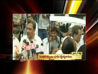 Slippers hurled at minister Ahmadullah - Sakshi