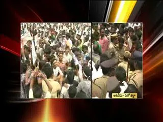 Flexi war between Congress activists, Samaikyandhra supporters - Sakshi