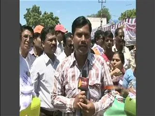 Employees Begging for Samaikyandhra - Sakshi